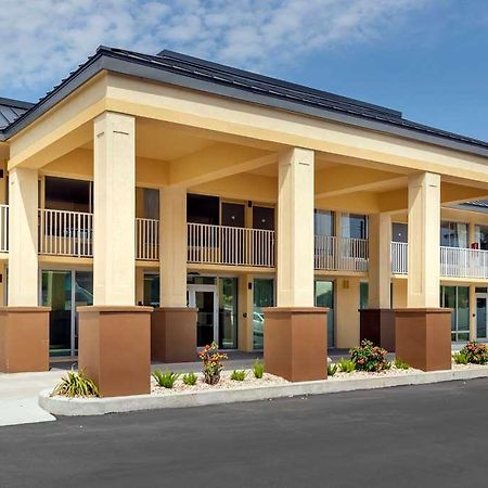 Quality Inn Saint Petersburg North-Tampa Bay ภายนอก รูปภาพ